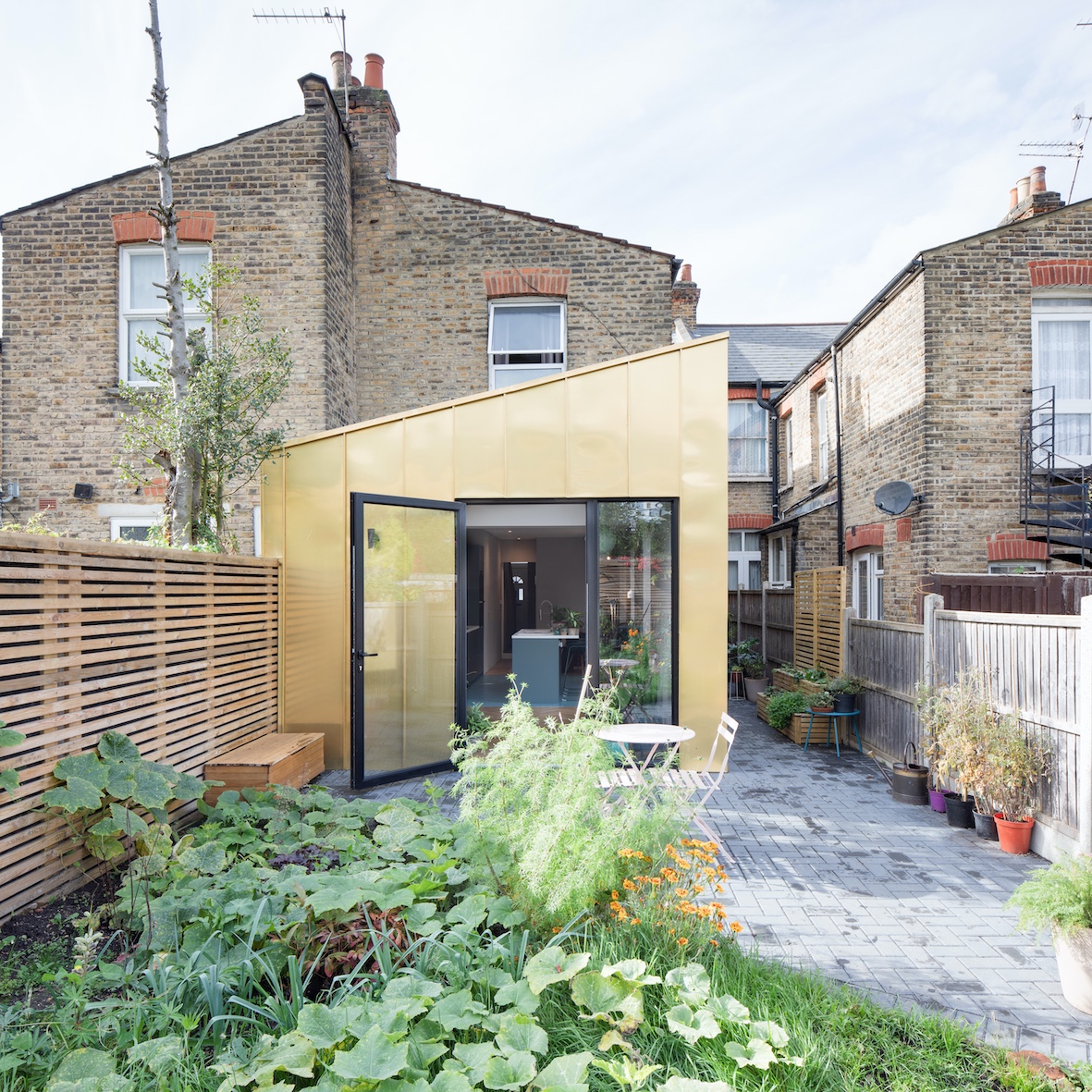 JAMES DALE ARCHITECTS DELIVER A GLIMMERING GOLD EXTENSION